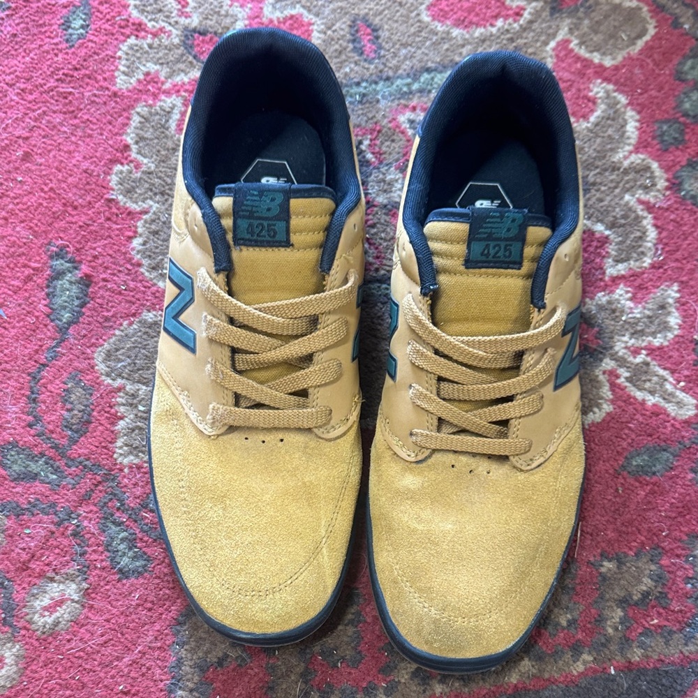 New Balance 425 Men’s Suede Sneakers 10.5 in Wheat with Navy Accents